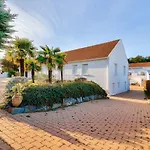 Apartment 400m De La Plage, Avec Piscine