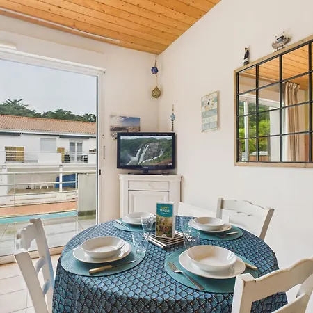 400m De La Plage, Avec Piscine 아파트